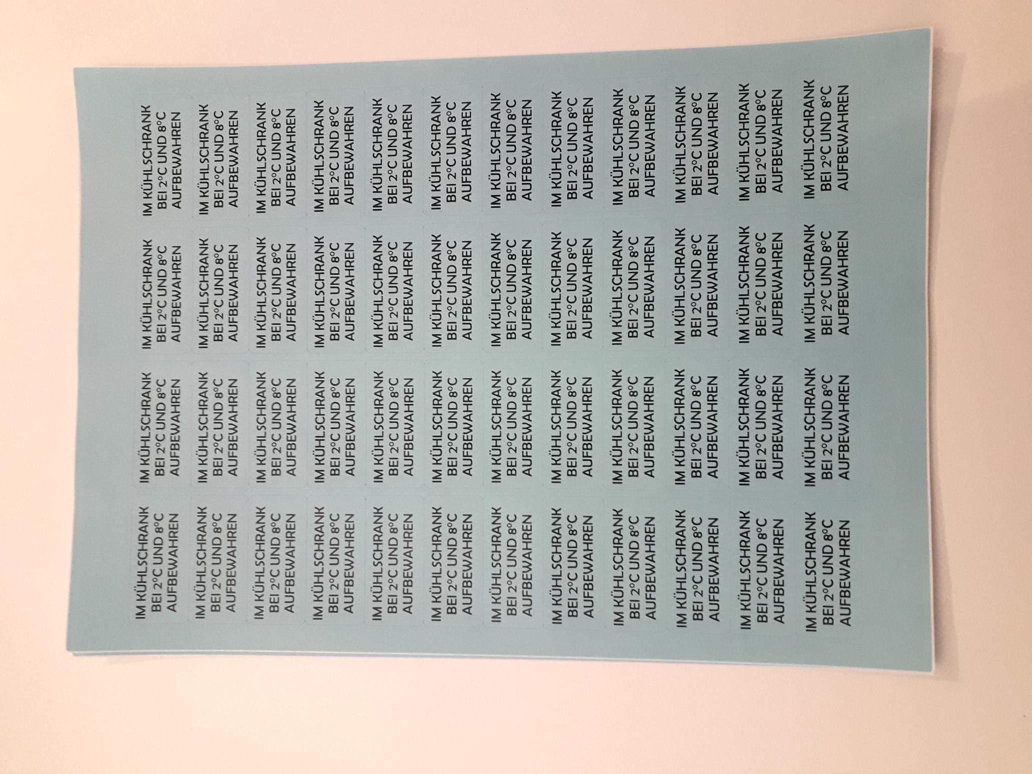 Blaue Etiketten mit der Aufschrift „Im Kühlschrank bei 2 °C bis 8 °C lagern“ DE