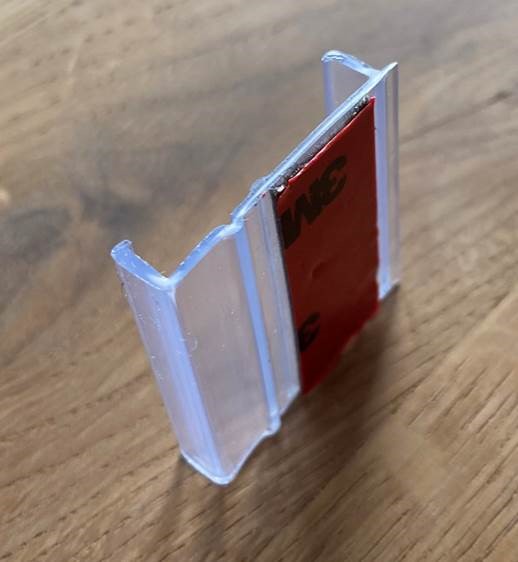 Universal clip adhesif