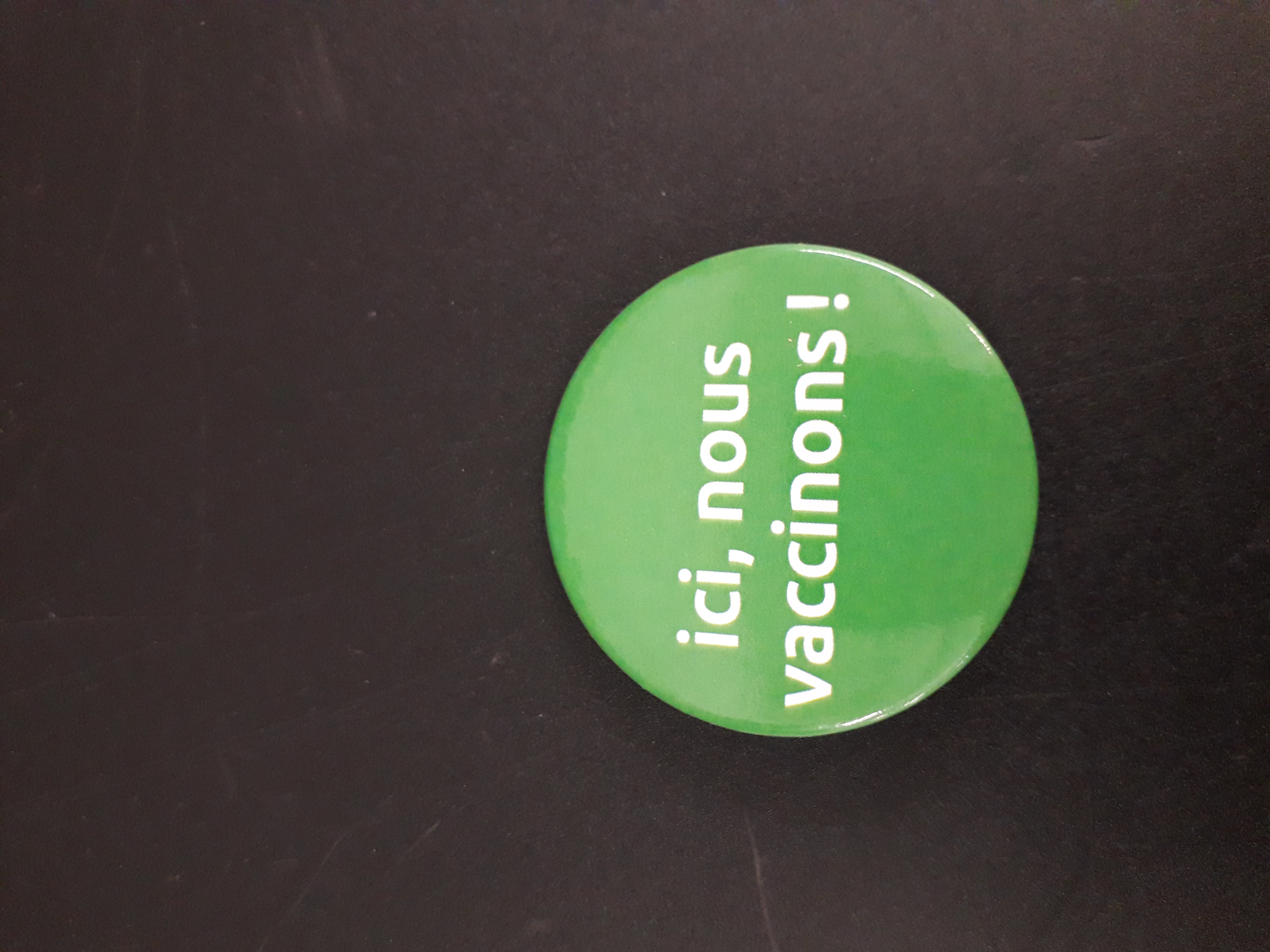 Badge " Ici, nous vaccinons" - EN FRANCAIS